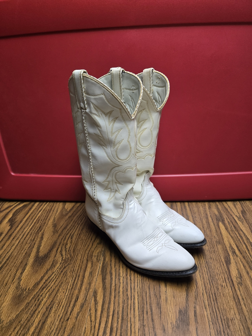 Women's White Embroidered Western Heeled Boots.